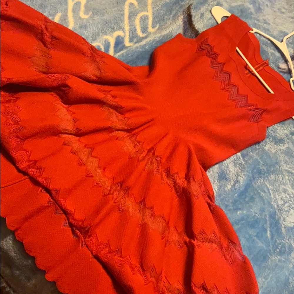 Beautiful red dress that hugs your waist - Picture 1 of 4